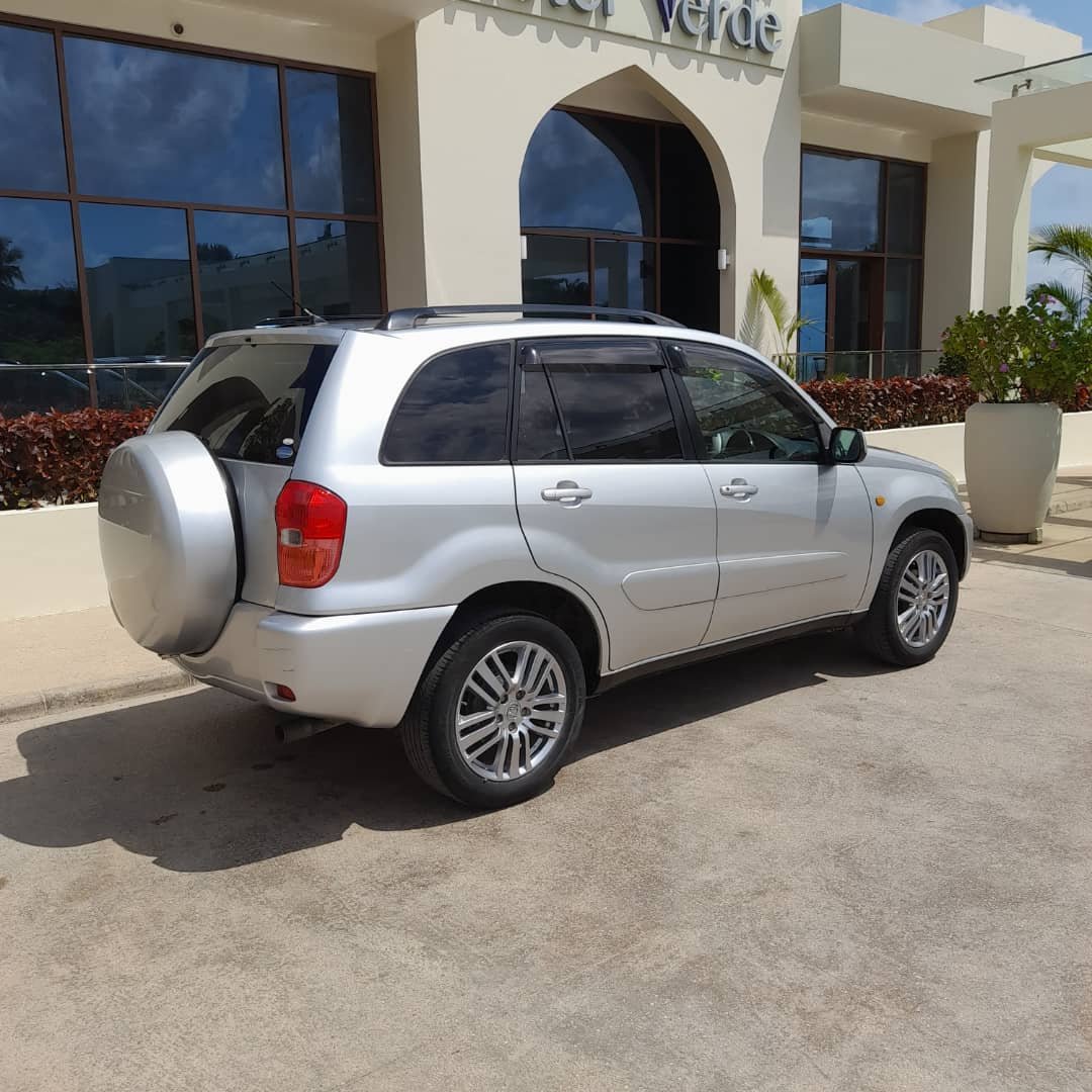 silver toyota rav 4 5 door